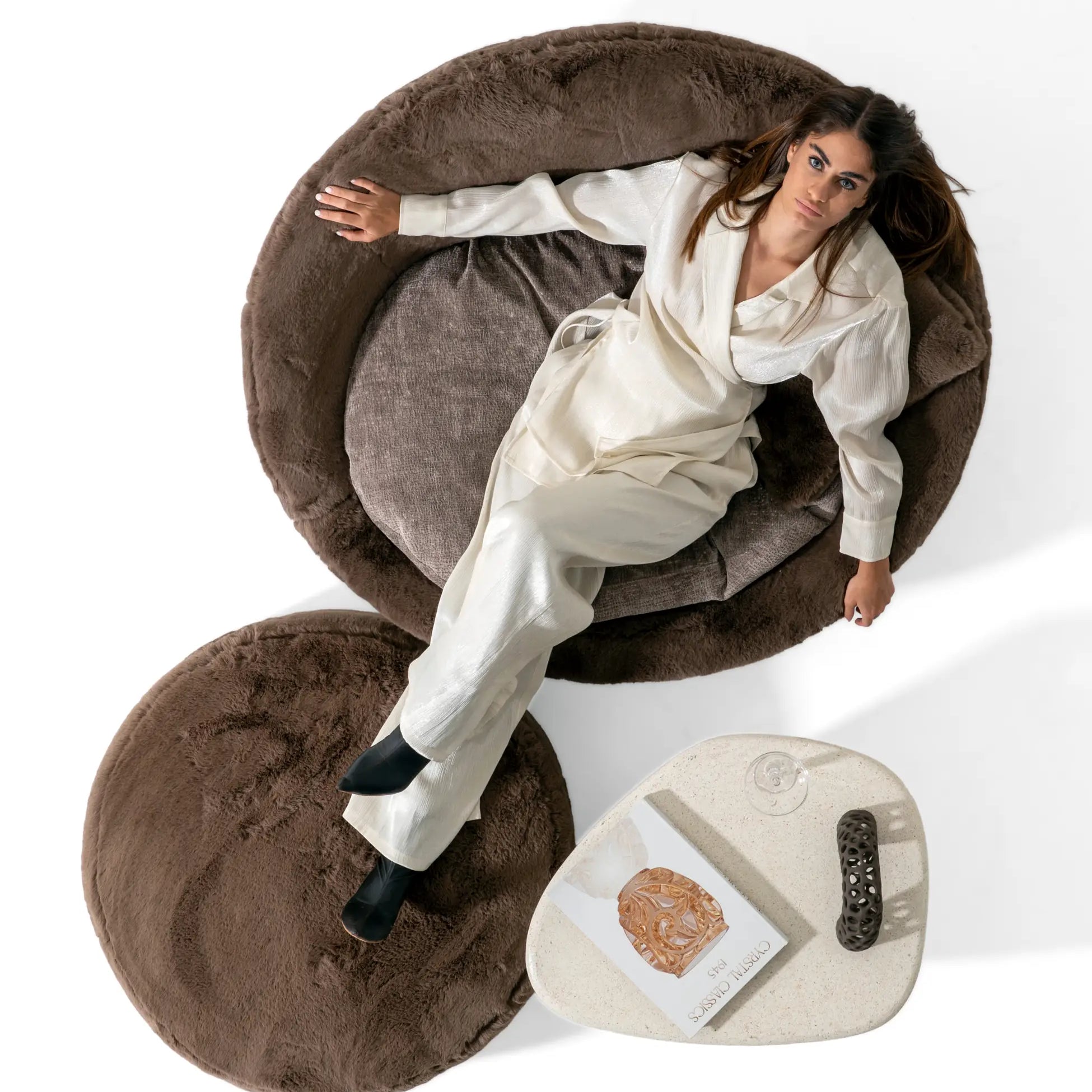 Runder Mocha Pouf mit Plüschstoff